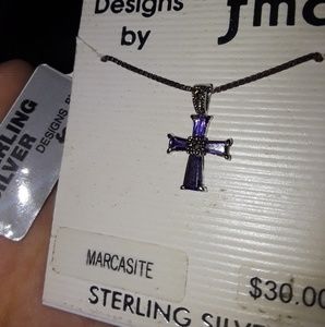 Beautiful sterlin silver necklace with purple cros